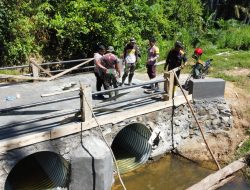 Korem 012/TU : Personel Kodim 0118/Subulussalam Kebut Pemasangan Besi Pengaman Aramco Demi Kelancaran Akses Warga