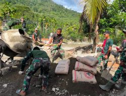 Prajurit TNI Bersama Warga Laksanakan Gotong Royong Selesaikan Pengecoran Pondasi Jembatan Perintis