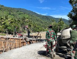 Semangat Kebersamaan, TNI dan Warga Bahu-Membahu Cor Angker Jembatan Perintis Garuda
