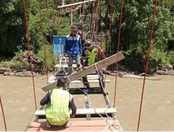 Demi Kesejahteraan Masyarakat, Satgas TNI Percepat Penyelesaian Jembatan Gantung Perintis Garuda