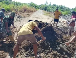 Dengan Semangat Tinggi, TNI dan Masyarakat Lanjutkan Pembangunan Jembatan Aramco di Desa Bintah