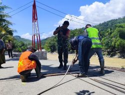 Tahap Demi Tahap, Babinsa dan Warga Perkuat Konstruksi Jembatan Gantung Perintis Garuda