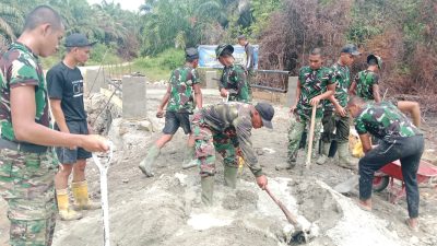 Semangat Kebersamaan Warnai Pengecoran Jembatan Aramco di Desa Dasan Raja