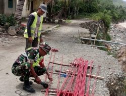 TNI Dan Warga Lanjutkan Pemasangan Penggantung Jembatan Perintis Garuda, Progres Pembangunan Terus Dikebut