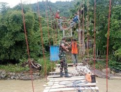 TNI Satgas Perintis Garuda Terus Kebut Penyelesaian Jembatan Gantung Demi Akses Aman Masyarakat