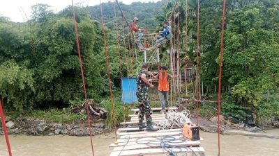 TNI Satgas Perintis Garuda Terus Kebut Penyelesaian Jembatan Gantung Demi Akses Aman Masyarakat