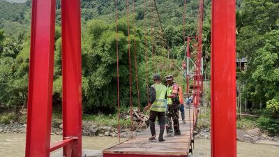 TNI Melaksanakan Penyesuaian Kabel Sling dan Lantai Jembatan Untuk Keselamatan Warga