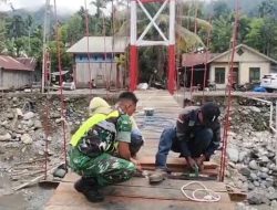 Wujud Kemanunggalan TNI, Babinsa Bantu Pemasangan Kayu Jembatan Perintis di Beutong Ateuh Banggalang