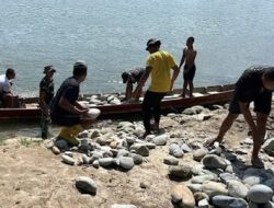 Tak Kenal Lelah, TNI dan Rakyat Gotong Royong Langsir Material Demi Percepat Pembangunan Jembatan
