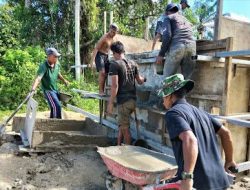 TNI dan Masyarakat Gotong Royong Cor Pondasi Jembatan Perintis di Desa Serasah Aceh Singkil