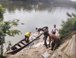 Akses Cibubukan-Serasa Diperkuat, TNI Bersama Masyarakat Bergerak Bangun Jembatan Perintis