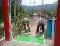 Kemanunggalan TNI dan Rakyat, Babinsa Bersama Warga Gotong Royong Pengecatan Jembatan Perintis Penghubung Dua Desa di Nagan Raya