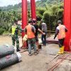 TNI Dampingi Pemasangan Kawat Bronjong Pengaman Oprit Jembatan Gantung Perintis Garuda
