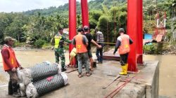 TNI Dampingi Pemasangan Kawat Bronjong Pengaman Oprit Jembatan Gantung Perintis Garuda