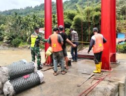 TNI Dampingi Pemasangan Kawat Bronjong Pengaman Oprit Jembatan Gantung Perintis Garuda