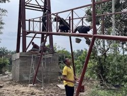 Personel TNI dan Masyarakat Cat Besi Tiang Jembatan Perintis di Desa Serasah