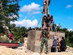 Masyarakat Desa Serasah Bersama TNI Pasang Tiang Pondasi Jembatan Perintis