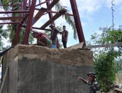 Tahap Demi Tahap, Babinsa dan Warga Merakit Besi Pylon Tiang Pondasi Jembatan Perintis Aceh Singkil