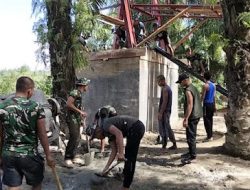 Pondasi Tiang Pylon Jembatan Perintis Diperkuat, Personel TNI Gotong Royong Bersama Warga