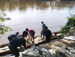 Personel TNI Bersama Warga Angkut Pasir dengan Perahu Mesin ke Desa Serasah