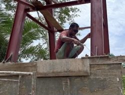 Pondasi Jembatan Perintis Desa Serasah Diperkuat, TNI dan Warga Kompak Bergotong Royong