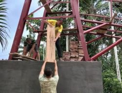 Jembatan Perintis Cibubukan Terus Dikebut, TNI dan Masyarakat Mulai Potong Kayu Lantai Jembatan