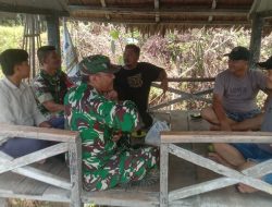 Babinsa Koramil 01/Kuala Komsos dengan Warga, Sosialisasikan Bahaya Judi Online (Judol)