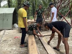 Personel TNI dan Masyarakat Potong Besi serta Papan Jembatan Perintis