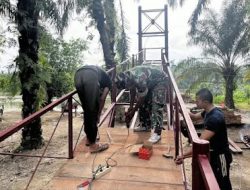 TNI dan Warga Pasang Papan Lantai Jembatan Cibubukan–Serasah