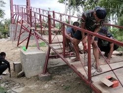 TNI dan Warga Pasang Papan Lantai Jembatan Perintis Serasah-Cibubuka