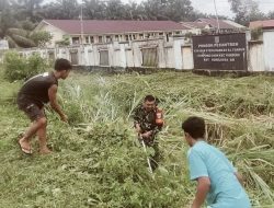 Babinsa dan Pemuda Kompak Bersihkan Lingkungan Pesantren Syekh Hamzah al-Fansuri
