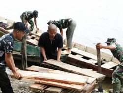 Personel TNI Angkut Material Papan Jembatan Perintis Cibubukan-Serasah