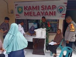 Wujud Kepedulian TNI, Babinsa Koramil 02/Sukakarya Dampingi Penyaluran Bantuan Pangan di Aneuk Laot