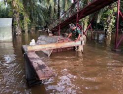 TNI dan Warga Cibubukan Cek Jembatan Perintis Pascabanjir, Amankan Material Lantai