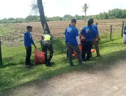 Peduli Lingkungan, Babinsa Bersama Warga Bersihkan Sampah di Pesisir Pantai Lhok Naga Permai