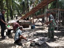 Personel TNI Bersama Warga Rakit Besi Jembatan Perintis Cibubukan-Serasah