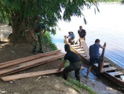 Personel TNI Las Besi Pondasi dan Langsir Papan Jembatan Cibubukan-Serasah