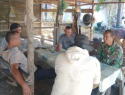 Babinsa Koramil 01/Kuala Komsos dengan Tokoh Masyarakat, Perkuat Sinergi Jaga Kondusifitas Wilayah