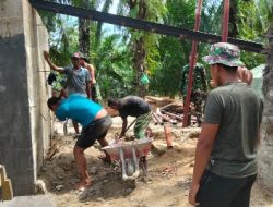 TNI Bersama Masyarakat Gotong Royong Ratakan Tanah untuk Penimbunan Pondasi Jembatan Perintis