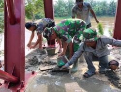 Gotong Royong TNI dan Masyarakat, Pondasi Jembatan Perintis Desa Serasah Terus Diperkuat