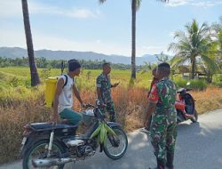 Babinsa di Babahrot Imbau Petani Tak Bakar Rumput Usai Panen