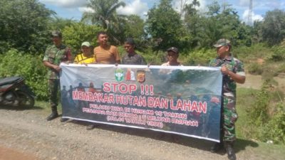 Anggota Koramil 01/Kuala Laksanakan Sosialisasi Bahaya Karhutla ke Warga Desa