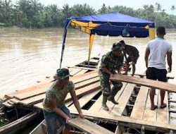 Lewat Perahu Rakit atau Robin, TNI Bersama Masyarakat Langsir Bahan Papan Jembatan Perintis ke Desa Serasah
