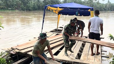 Lewat Perahu Rakit atau Robin, TNI Bersama Masyarakat Langsir Bahan Papan Jembatan Perintis ke Desa Serasah
