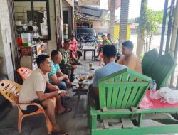 Babinsa Posramil Kuala Pesisir Melaksanakan Komsos Dengan Tokoh Pemuda membicarakan tentang penerimaan TNI