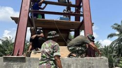 Personel TNI Bersama Warga Gotong Royong Merakit Jembatan Perintis di Cibubukan