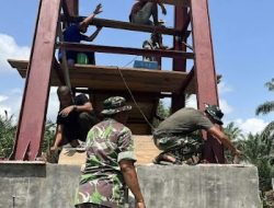 Personel TNI Bersama Warga Gotong Royong Merakit Jembatan Perintis di Cibubukan