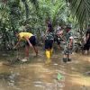 Gotong Royong di Tengah Hujan, Personel TNI dan Warga Bersihkan Parit di Lokasi Jembatan Perintis