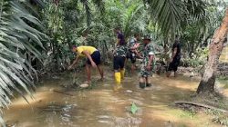 Gotong Royong di Tengah Hujan, Personel TNI dan Warga Bersihkan Parit di Lokasi Jembatan Perintis
