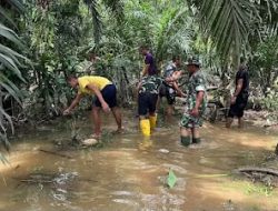 Gotong Royong di Tengah Hujan, Personel TNI dan Warga Bersihkan Parit di Lokasi Jembatan Perintis